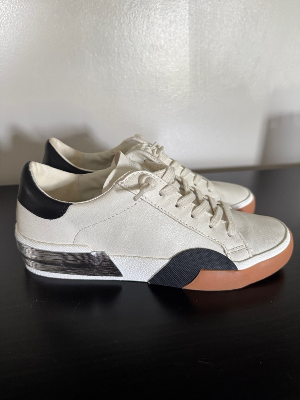 Dolce Vita zena wide Sneakers with Black Heel & Tan Outsole size 6